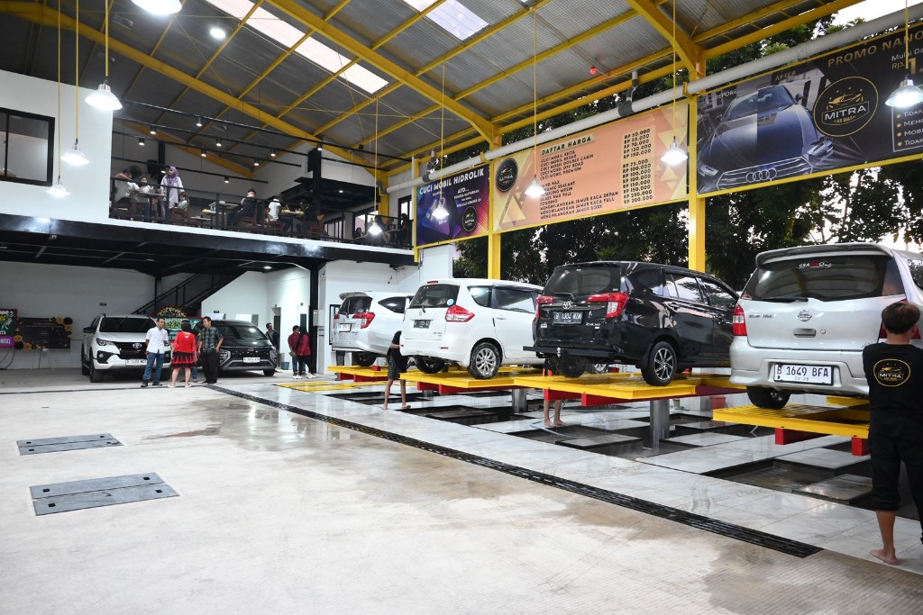 Area cuci dengan hidrolik di Mitra Car Wash